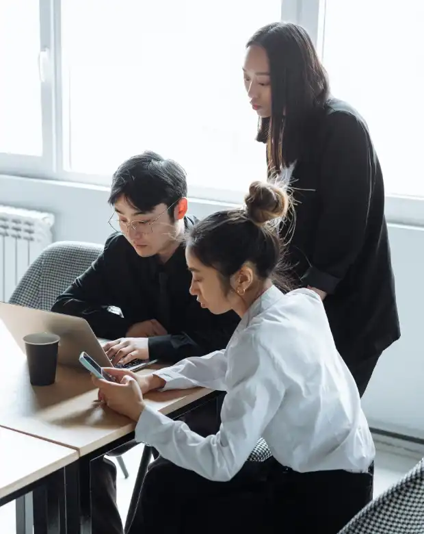 Corporate team reviewing global market data, symbolizing Japanese localization and language services